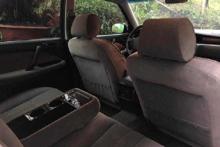 Dựa trên hình ảnh được đăng tải, có thể thấy phần ngoại thất của chiếc xe vẫn còn bóng bẩy và được đánh giá tình trạng gần như mới. Chiếc xe sedan Toyota Crown Royal Saloon 1998 dùng đèn pha và đèn hậu halogen, các chi tiết ngoại thất được thiết kế bằng các đường thẳng, không mềm mại như hầu hết mẫu xe ô tô hiện nay. Bộ mâm đa chấu kích thước 15 inch sơn bạc nguyên bản của xe.