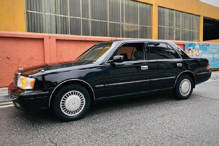 Chiếc xe được đề cập đã được đổi biển số mới. Với những người thích sưu tầm, họ có xu hướng thích xe mang biển số 4 số nguyên bản hơn.