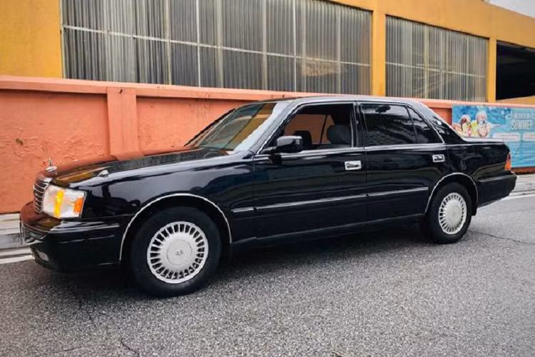 Chiếc xe được đề cập đã được đổi biển số mới. Với những người thích sưu tầm, họ có xu hướng thích xe mang biển số 4 số nguyên bản hơn.