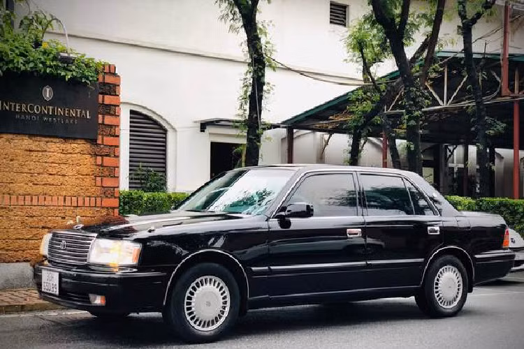 Với cùng tầm giá này, nếu mua xe mới, người Việt có thể lựa chọn Toyota Camry bản cao cấp nhất hoặc Mercedes-Benz C-Class bản thấp nhất.