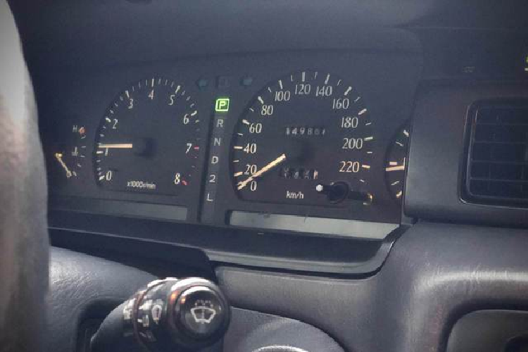 Các chi tiết nhựa và da chưa có dấu hiệu xuống màu. Hệ thống điều hoà là dạng 2 vùng trước sau đi kèm hệ thống giải trí FM Radio. Toyota Crown được trang bị khối động cơ I6, DOHC, dung tích 3.0L cho công suất 220 mã lực tại 6.400 vòng/phút và mô-men xoắn cực đại 295Nm từ tua máy 4.000 vòng/phút.