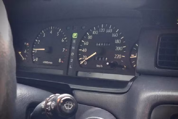 Các chi tiết nhựa và da chưa có dấu hiệu xuống màu. Hệ thống điều hoà là dạng 2 vùng trước sau đi kèm hệ thống giải trí FM Radio. Toyota Crown được trang bị khối động cơ I6, DOHC, dung tích 3.0L cho công suất 220 mã lực tại 6.400 vòng/phút và mô-men xoắn cực đại 295Nm từ tua máy 4.000 vòng/phút.