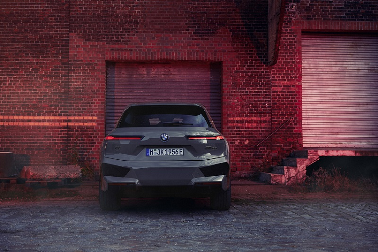 Theo kế hoạch ban đầu, BMW dự kiến trình làng iX M60 tại triển lãm CES 2022 đang diễn ra. Tuy nhiên, do sự xuất hiện của biến thể Covid-19 Omicron mới nên BMW đã hủy tham dự sự kiện này vào phút chót, đồng thời giới thiệu iX M60 thông qua hình thức trực tuyến.