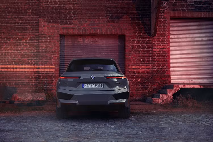 Theo kế hoạch ban đầu, BMW dự kiến trình làng iX M60 tại triển lãm CES 2022 đang diễn ra. Tuy nhiên, do sự xuất hiện của biến thể Covid-19 Omicron mới nên BMW đã hủy tham dự sự kiện này vào phút chót, đồng thời giới thiệu iX M60 thông qua hình thức trực tuyến.