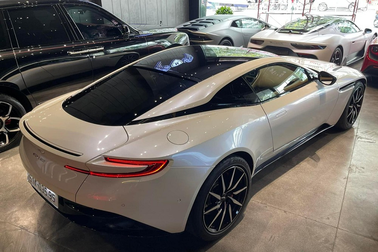 Hiện số lượng xe thể thao hạng sang Aston Martin DB11 V8 tại Việt Nam khoảng 7 chiếc và đa phần đều được nhập khẩu chính hãng. Tất cả số xe này đều có màu sắc không giống nhau nên chiếc xe Aston Martin DB11 V8 mới về garage xe của Chủ tịch Trung Nguyên được xem là hàng độc vì sở hữu màu sơn "zin" là Morning Frost.