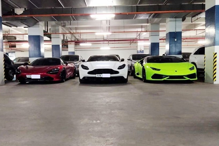 Động cơ trên xe thể thao hạng sang Aston Martin DB11 V8 kết hợp cùng hộp số tự động 8 cấp ZF truyền sức mạnh tới cầu sau, nhờ đó, xe có thể tăng tốc từ vị trí xuất phát lên 100 km/h trong thời gian chỉ 4 giây và đạt vận tốc tối đa 301 km/h. Mức giá xe Aston Martin DB11 V8 chính hãng tại dải đất hình chữ S này từ 15,686 tỷ đồng.