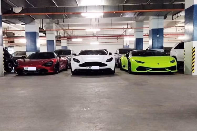 Động cơ trên xe thể thao hạng sang Aston Martin DB11 V8 kết hợp cùng hộp số tự động 8 cấp ZF truyền sức mạnh tới cầu sau, nhờ đó, xe có thể tăng tốc từ vị trí xuất phát lên 100 km/h trong thời gian chỉ 4 giây và đạt vận tốc tối đa 301 km/h. Mức giá xe Aston Martin DB11 V8 chính hãng tại dải đất hình chữ S này từ 15,686 tỷ đồng.