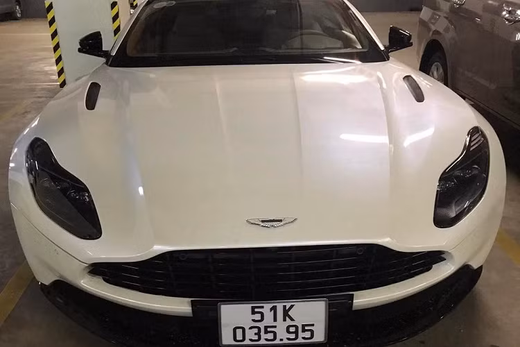 Trong nửa đầu năm 2022 này, giới mê xe đã đi từ bất ngờ này đến bất ngờ khác khi ông Đặng Lê Nguyên Vũ liên tục chốt mua siêu xe với hóa đơn phải trả ước tính trên 250 tỷ đồng. Mới đây, một nguồn tin riêng của chúng tôi đã chia sẻ về đại gia ngành cà phê này mới sắm một chiếc xe thể thao quý tộc của Anh quốc, cái tên đó chính là Aston Martin DB11 V8 hàng hiếm.