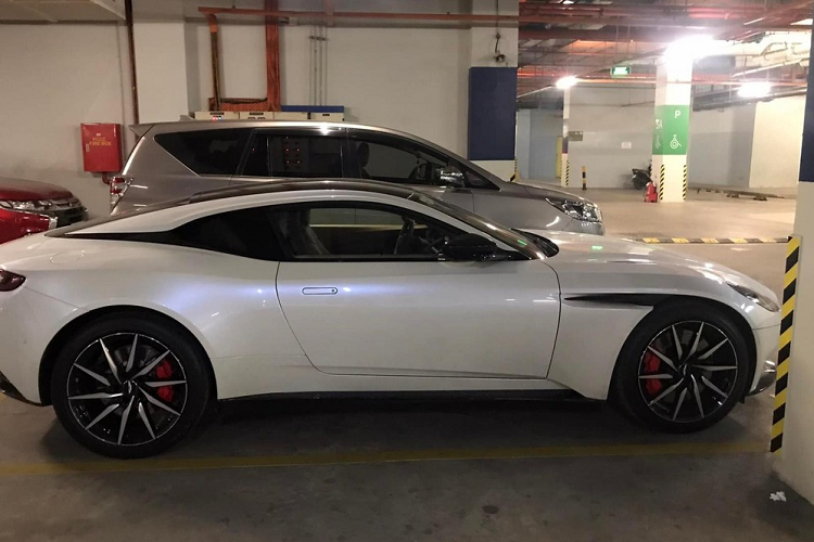 Chiếc xe thể thao hạng sang mang thương hiệu Aston Martin của Đặng Lê Nguyên Vũ mới mua lại chính là phiên bản DB11 V8 với màu trắng Morning Frost độc nhất Việt Nam. Được biết, xe được nhập khẩu chính hãng và mới bị 1 đại gia Sài thành bán cho 1 công ty nhập khẩu siêu xe vào tháng 4 vừa qua.