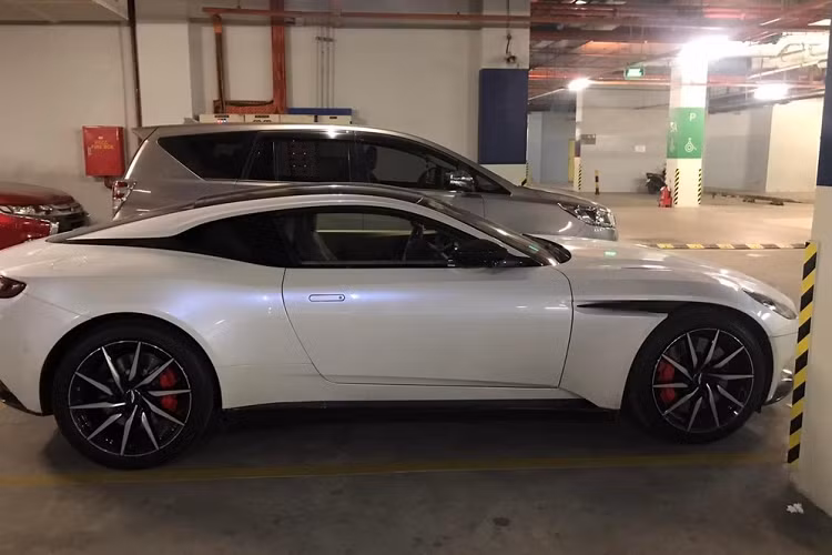 Chiếc xe thể thao hạng sang mang thương hiệu Aston Martin của Đặng Lê Nguyên Vũ mới mua lại chính là phiên bản DB11 V8 với màu trắng Morning Frost độc nhất Việt Nam. Được biết, xe được nhập khẩu chính hãng và mới bị 1 đại gia Sài thành bán cho 1 công ty nhập khẩu siêu xe vào tháng 4 vừa qua.