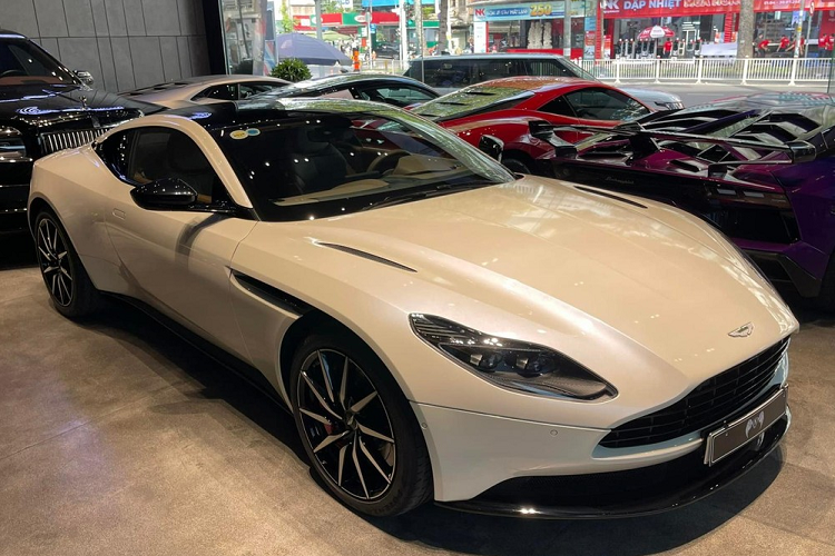 Khác với các siêu xe mình mua trong nửa đầu năm 2022 này để sưu tập, mẫu xe thể thao hạng sang Aston Martin DB11 V8 của ông Đặng Lê Nguyên Vũ sử dụng khối động cơ V8, tăng áp kép, dung tích 4.0 lít do Mercedes-AMG sản xuất mang đến công suất tối đa chỉ 510 mã lực và mô-men xoắn cực đại 675 Nm.