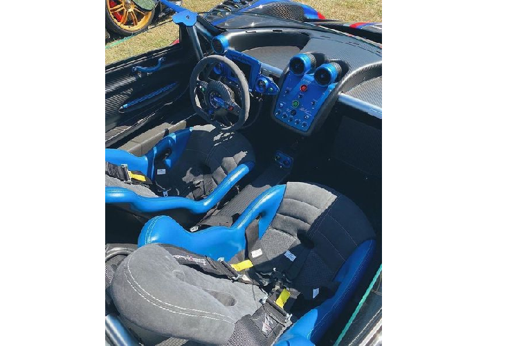 Hầu hết các chi tiết bên ngoài của chiếc xe đều được chia sẻ với Zonda Revolucion. Chiếc xe có phần đầu vuốt nhọn đặc trưng cùng các hốc gió lớn, cánh chia gió ở hai bên cản trước và cánh lướt gió cỡ lớn ở phía sau.