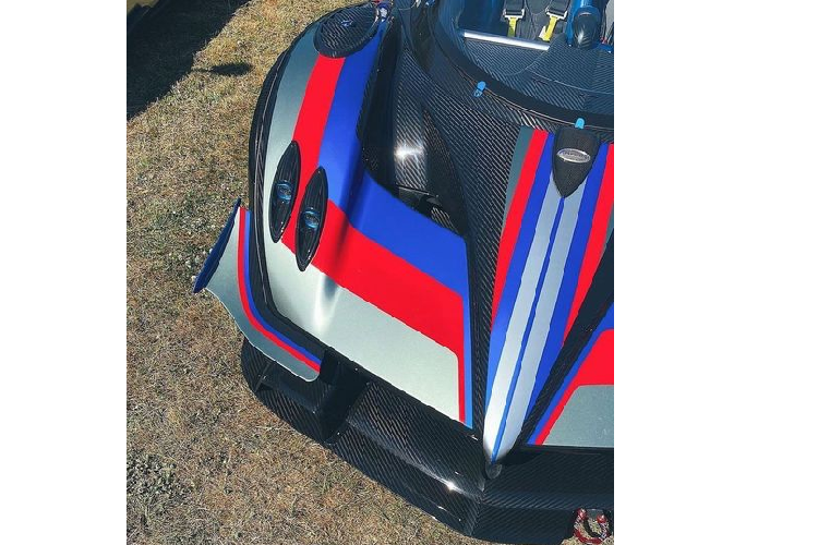 Pagani Zonda Revo Barchetta là sự sáng tạo và kết hợp hoàn hảo của hai mẫu xe đình đám Zonda Revolucion và Zonda Barchetta. Về cơ bản, Zonda Revo Barchetta là mẫu xe được thiết kế dành cho đường đua. Toàn bộ ngoại thất chiếc xe được bọc carbon và tạo điểm nhấn bằng bộ tem được lấy cảm hứng từ những mẫu xe đua Can-Am.