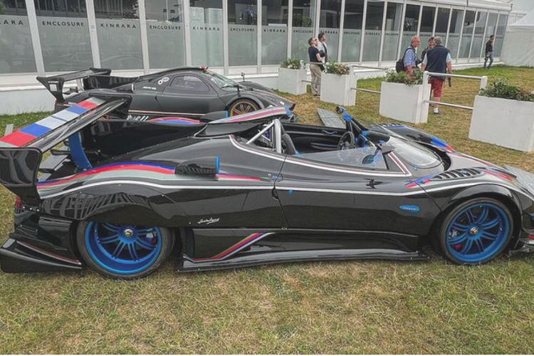 Siêu xe Pagani Zonda Revo Barchetta đã hoàn thiện từ năm 2020 nhưng vì một số lý do, chiếc xe chưa bao giờ rời khỏi nhà máy Pagani. Hiện vẫn chưa rõ ai là chủ sở hữu chiếc hypercar Pagani “one-off” này, có thể chiếc xe thuộc về nhà sáng lập hãng xe - ông Horacio Pagani hoặc thuộc về một nhà sưu tập tư nhân đã chờ đợi vài năm để được nhận hàng.