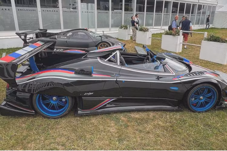 Siêu xe Pagani Zonda Revo Barchetta đã hoàn thiện từ năm 2020 nhưng vì một số lý do, chiếc xe chưa bao giờ rời khỏi nhà máy Pagani. Hiện vẫn chưa rõ ai là chủ sở hữu chiếc hypercar Pagani “one-off” này, có thể chiếc xe thuộc về nhà sáng lập hãng xe - ông Horacio Pagani hoặc thuộc về một nhà sưu tập tư nhân đã chờ đợi vài năm để được nhận hàng.