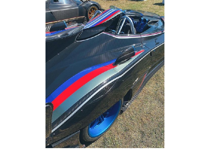 Phần còn lại của thiết kế ngoại thất được lấy từ Zonda Barchetta, bao gồm kính chắn gió mỏng và vỏ bánh xe bằng sợi carbon. Khoang cabin mang đặc trưng của dòng xe đua với các điểm nhấn màu xanh, ghế thể thao, vô lăng vát đáy và không có màn hình giải trí trung tâm. 