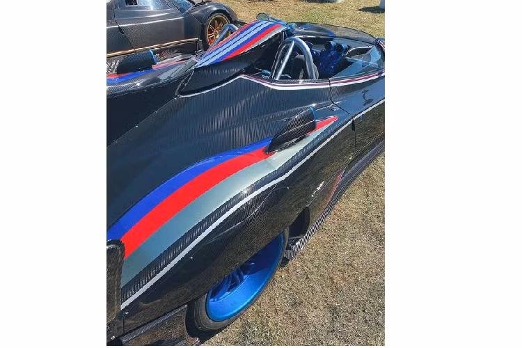 Phần còn lại của thiết kế ngoại thất được lấy từ Zonda Barchetta, bao gồm kính chắn gió mỏng và vỏ bánh xe bằng sợi carbon. Khoang cabin mang đặc trưng của dòng xe đua với các điểm nhấn màu xanh, ghế thể thao, vô lăng vát đáy và không có màn hình giải trí trung tâm. 