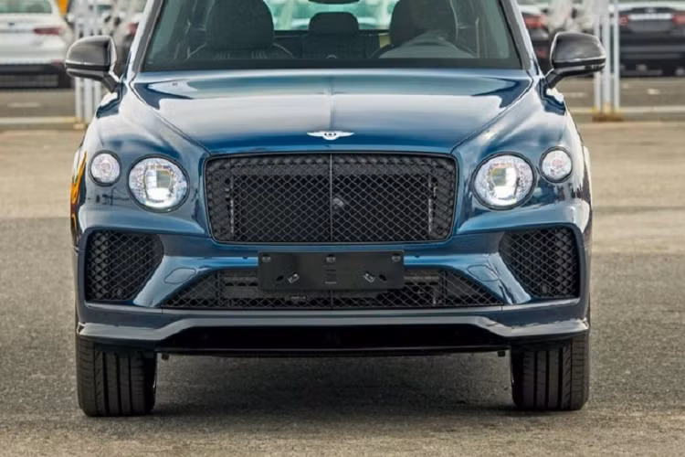 Cuối cùng là nội thất xe Bentley Bentayga S 2022 đầu tiên về Việt Nam có chất liệu Alcantara thể thao được dùng để bọc ghế, vô lăng, cần số và trần xe được phối giữa 2 tông màu Magnolia và đen Beluga cùng với các chi tiết khác được ốp nhôm xước. Sức mạng của SUV siêu sang Bentley Bentayga S 2022 đầu tiên về Việt Nam vẫn là khối động cơ xăng V8, tăng áp kép, dung tích 4.0 lít, sản sinh công suất tối đa 542 mã lực và mô-men xoắn cực đại 770 Nm. Trái tim này sẽ kết hợp với hộp số tự động 8 cấp và hệ dẫn động 4 bánh toàn thời gian.