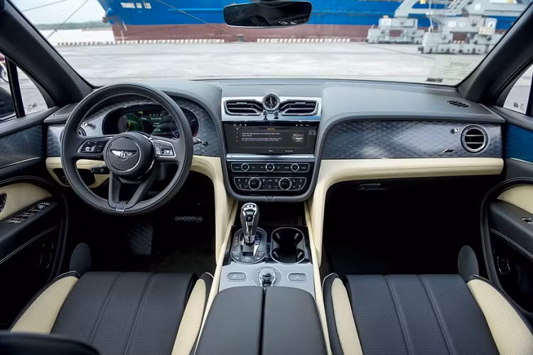 Bên trong khoang lái của xe Bentley Bentayga S 2022 có điểm nhấn quan trọng như ghế khâu hình chữ nhật và logo S thêu trên tựa đầu ghế như khẳng định đây là 1 phiên bản mới của dòng xe Bentayga. Ngoài ra còn ó ốp bậc cửa phát sáng và bảng đồng hồ kỹ thuật số dùng chung với Bentley Bentayga Speed