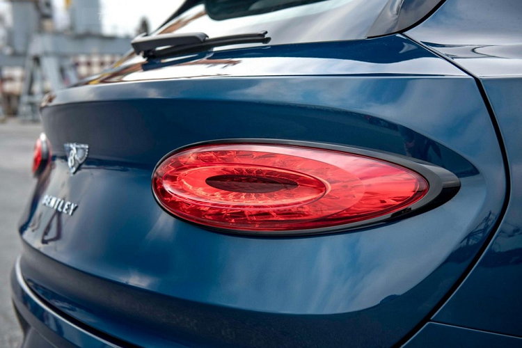 Nội công trên sẽ giúp xe SUV siêu sang Bentley Bentayga S 2022 tăng tốc từ vị trí xuất phát lên 100 km/h trong thời gian chỉ 4,4 giây trước khi đạt vận tốc tối đa 290 km/h. Ở chế độ lái thể thao sẽ mang đến cảm giác lái cải thiện, ôm cua tốt hơn và giảm khả năng lật xe nhờ hệ thống treo cứng hơn 15% so với bản thường.