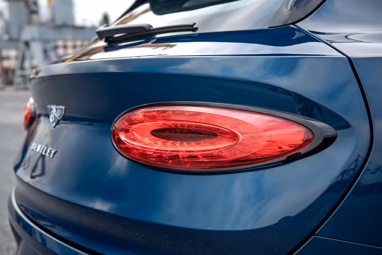 Nội công trên sẽ giúp xe SUV siêu sang Bentley Bentayga S 2022 tăng tốc từ vị trí xuất phát lên 100 km/h trong thời gian chỉ 4,4 giây trước khi đạt vận tốc tối đa 290 km/h. Ở chế độ lái thể thao sẽ mang đến cảm giác lái cải thiện, ôm cua tốt hơn và giảm khả năng lật xe nhờ hệ thống treo cứng hơn 15% so với bản thường.