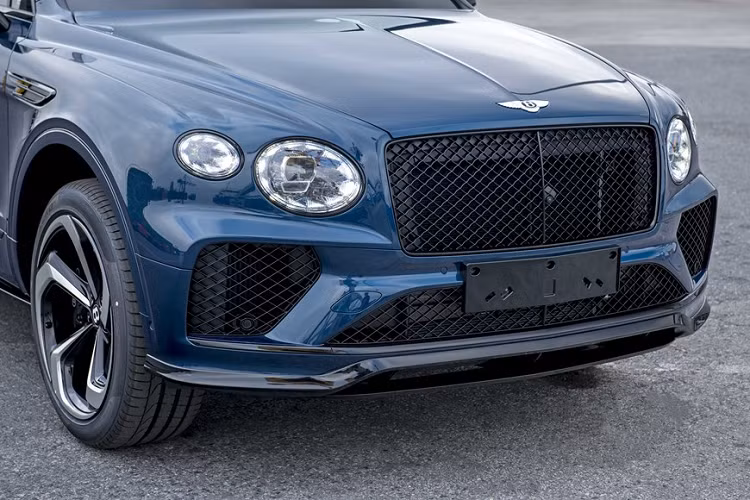 Đến nay, chiếc SUV siêu sang Bentley Bentayga S 2022 đầu tiên đã được nhập chính hãng về nước và đang chờ làm các thủ tục thông quan tại cảng Đình Vũ, Hải Phòng. Có thể thấy, dòng xe SUV siêu sang Bentley Bentayga rất được giới đại gia Việt ưa chuộng và liên tục cập nhập các phiên bản mới nhất.