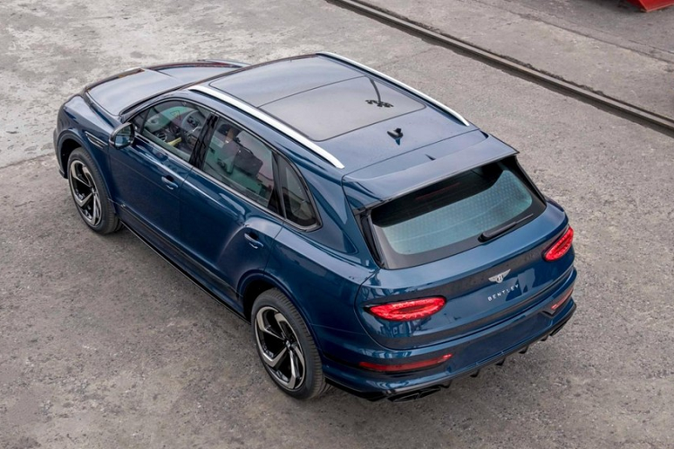 Dù sức mạnh của Bentley Bentayga S 2022 siêu sang không khác gì hàng chục xe Bentley Bentayga V8 bản nâng cấp mới nhất đang lăn bánh tại dải đất hình chữ S nhưng xe có sự bổ sung bởi hệ thống chống lật chủ động Bentley Dynamic Ride, sử dụng hệ thống 48V, có thể phản ứng trong thời gian chỉ 0,3 giây, ngoài ra, ngoại hình hay nội thất cũng được thiết kế mới nên rất đáng để sở hữu.