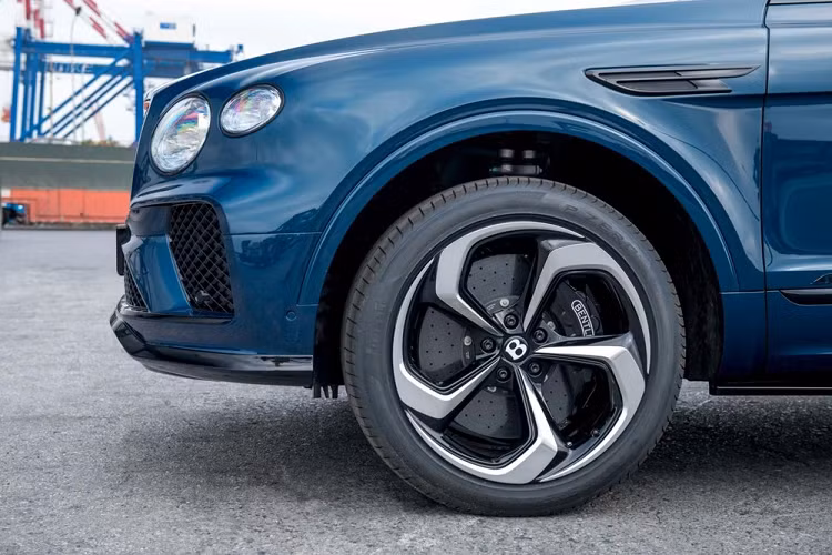 Tin tức ban đầu cho biết, chiếc SUV siêu sang Bentley Bentayga S 2022 đầu tiên được nhập về Việt Nam đã có chủ nhân. Giá xe Bentley Bentayga S chính hãng bắt đầu từ 17 tỷ đồng chưa bao gồm các tùy chọn đi kèm cũng như chi phí lăn bánh.