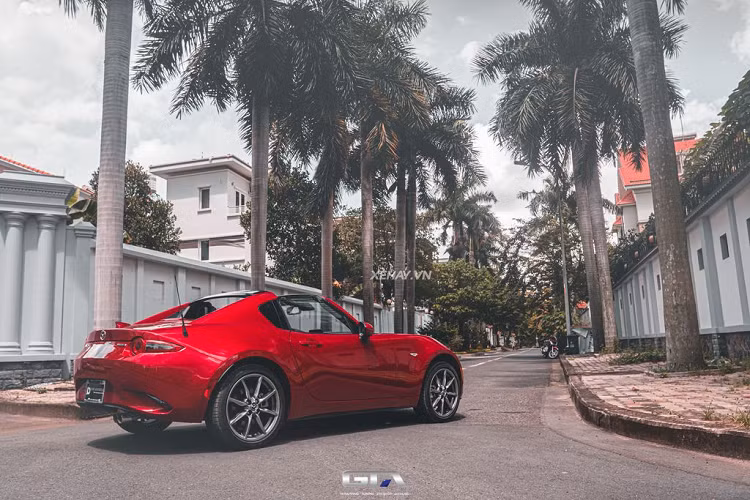 Mazda MX-5 RF 2022 “độc nhất vô nhị” tại Việt Nam có màu sơn ngoại thất chủ đạo là màu đỏ. Ngoài ra, xe còn có các chi tiết màu đen tạo điểm nhấn như mặt ca-lăng, bệ đỡ gương hay hốc hút gió.