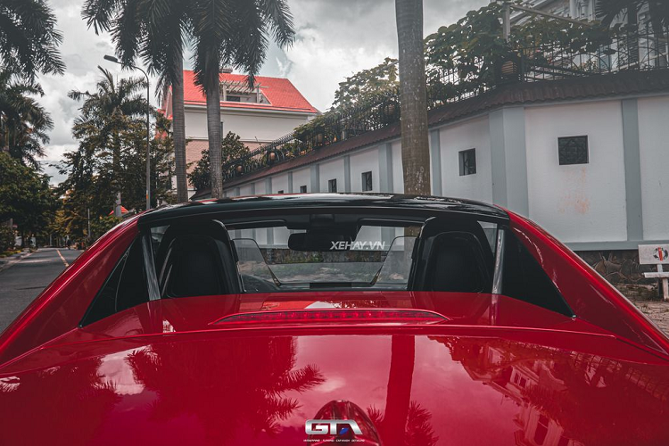 Một số trang bị tiện nghi nổi bật có thể kể đến trên Mazda MX-5 RF 2022 như: màn hình giải trí trung tâm có kích thước 7 inch, tích hợp Apple CarPlay không dây và Android Auto; cụm đồng hồ tốc độ kết hợp giữa dạng cơ cổ điển cùng một màn hình điện tử 4,6 inch đặt bên trái; hệ thống giải trí dùng dàn âm thanh 9 loa Bose;… .