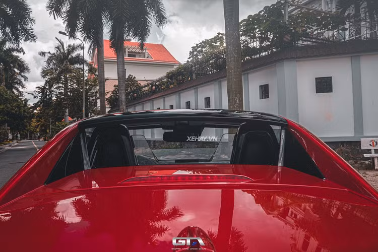 Một số trang bị tiện nghi nổi bật có thể kể đến trên Mazda MX-5 RF 2022 như: màn hình giải trí trung tâm có kích thước 7 inch, tích hợp Apple CarPlay không dây và Android Auto; cụm đồng hồ tốc độ kết hợp giữa dạng cơ cổ điển cùng một màn hình điện tử 4,6 inch đặt bên trái; hệ thống giải trí dùng dàn âm thanh 9 loa Bose;… .