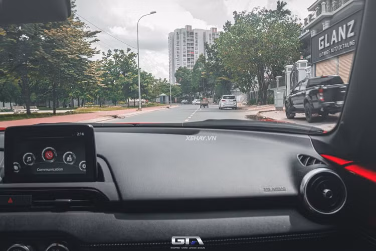 Về trang bị an toàn, Mazda MX-5 RF 2022 có 4 túi khí, hệ thống phanh thông minh đô thị, cảnh báo va chạm phía sau, cảnh báo chuyển làn,... Hiện chưa rõ giá xe Mazda MX-5 RF 2022 tại Việt Nam là bao nhiêu, tại thị trường Mỹ người tiêu dùng cần bỏ ra từ 35.530 USD để sở hữu MX-5 RF bản Grand Touring và 38.550 USD cho bản Club.