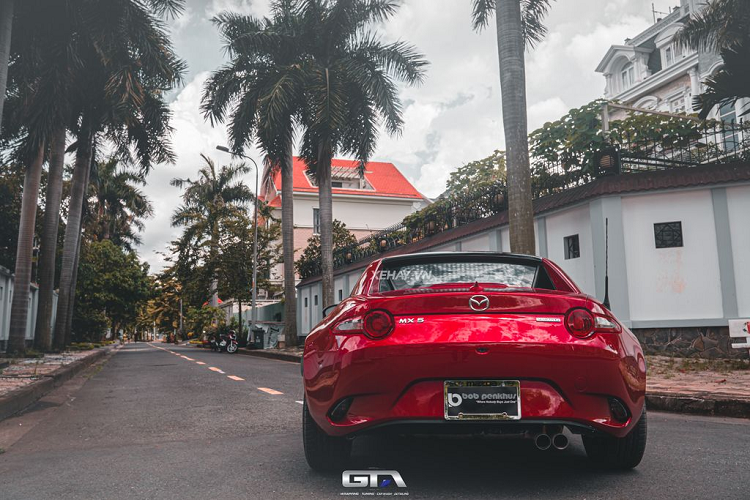 “Cặp mắt” chính của Mazda MX-5 RF 2022 được thiết kế gọn gàng, sử dụng đèn dạng LED kết hợp cùng gương cầu giúp luồng ánh sáng được gom lại. Bên trong tích hợp một dải đèn LED định vị ban ngày đặt góc hướng vào lưới tản nhiệt.