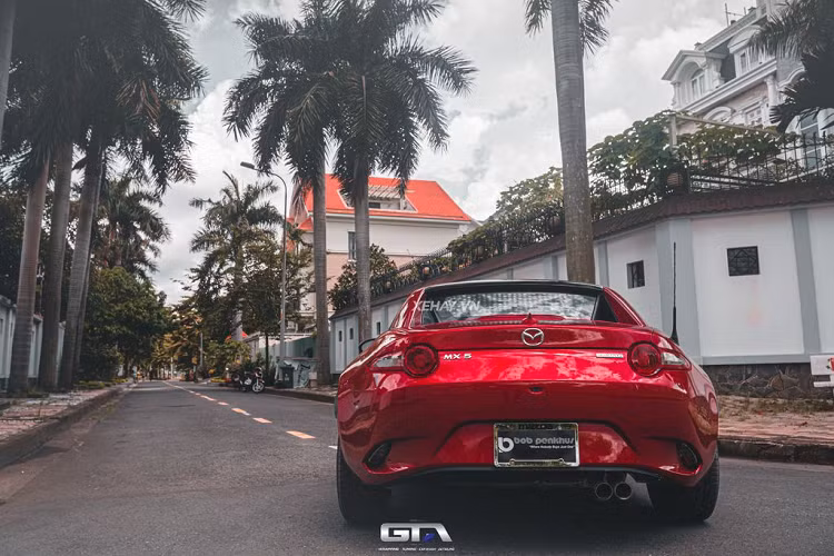 “Cặp mắt” chính của Mazda MX-5 RF 2022 được thiết kế gọn gàng, sử dụng đèn dạng LED kết hợp cùng gương cầu giúp luồng ánh sáng được gom lại. Bên trong tích hợp một dải đèn LED định vị ban ngày đặt góc hướng vào lưới tản nhiệt.