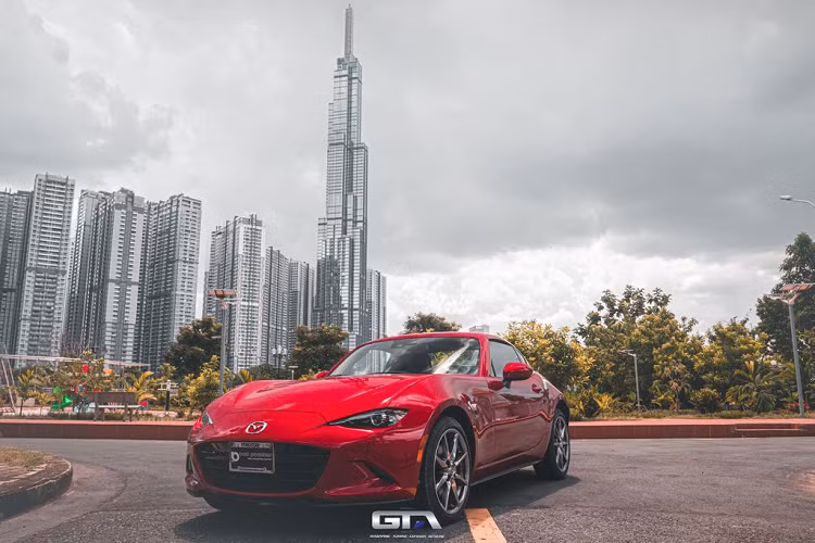 Mazda MX-5 RF tại Việt Nam là biến thể đặc biệt được giới thiệu lần đầu tiên vào năm 2016. Biến thể này có thiết kế bộ mui mềm thay vì mui cứng và có tên gọi Retractable Fastback (RF). Kết cấu mui của Mazda MX-5 RF 2022 có “cá tính” riêng và ít thấy trên các mẫu xe thể thao mui trần hiện nay.