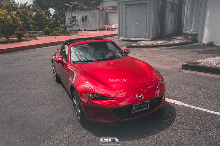 Tính đến thời điểm hiện tại, chiếc Mazda MX-5 RF 2022 mới trong bài là “độc nhất” tại Việt Nam. Chiếc xe thể thao của thương hiệu Nhật được đưa về nước theo diện nhập khẩu tư nhân thay vì chính hãng. Khoảng 8 năm về trước, Mazda MX-5 đã từng được phân phối chính hãng với mẫu xe thuộc thế hệ thứ 3, nhưng doanh số không tốt nên THACO đã ngừng bán.