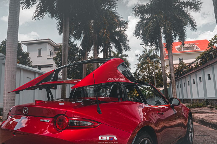 Bên trong cabin, Mazda MX-5 RF 2022 có thiết kế tổng thể khá tối giản. Xe có cấu hình 2 chỗ ngồi với ghế ngồi chỉnh cơ ở cả 2 vị trí, thêm vào đó là tính năng sưởi 3 cấp độ.