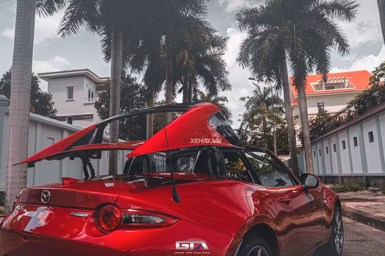 Bên trong cabin, Mazda MX-5 RF 2022 có thiết kế tổng thể khá tối giản. Xe có cấu hình 2 chỗ ngồi với ghế ngồi chỉnh cơ ở cả 2 vị trí, thêm vào đó là tính năng sưởi 3 cấp độ.