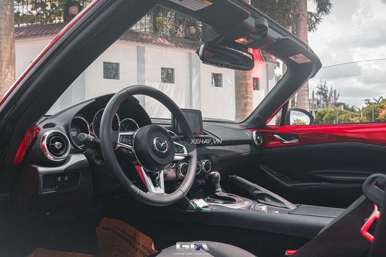 Về truyền động, Mazda MX-5 RF 2022 được trang bị động cơ SkyActiv-G 2.0L, sản sinh công suất 181 mã lực tại 7.000 vòng/phút và mô-men xoắn cực đại 156 Nm tại 4.000 vòng/phút. Khối động cơ này đi kèm hộp số tự động 6 cấp, toàn bộ sức mạnh được truyền xuống bánh sau.