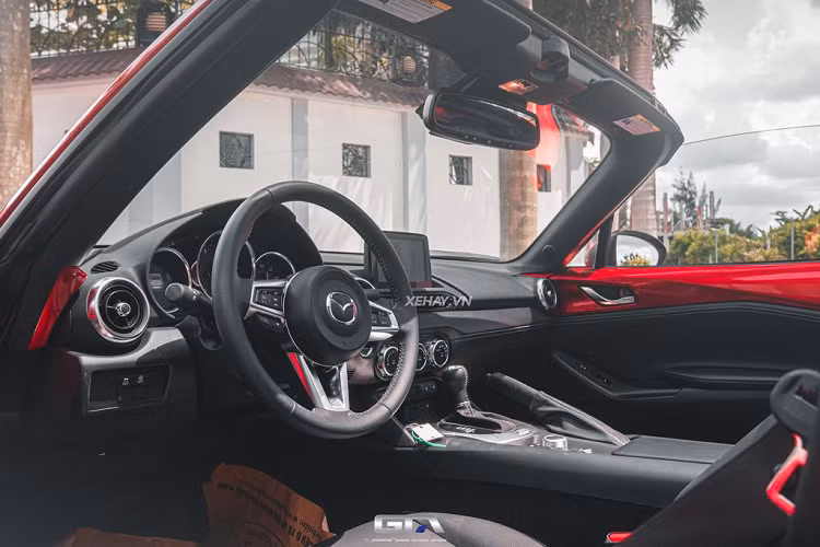 Về truyền động, Mazda MX-5 RF 2022 được trang bị động cơ SkyActiv-G 2.0L, sản sinh công suất 181 mã lực tại 7.000 vòng/phút và mô-men xoắn cực đại 156 Nm tại 4.000 vòng/phút. Khối động cơ này đi kèm hộp số tự động 6 cấp, toàn bộ sức mạnh được truyền xuống bánh sau.