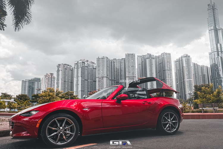 So với bản tiền nhiệm từng phân phối chính hãng tại thị trường Việt Nam, Mazda MX-5 RF 2022 ngắn hơn 105 mm và nhẹ hơn 100 kg, giúp trọng lượng xe chỉ nặng gần 1 tấn.