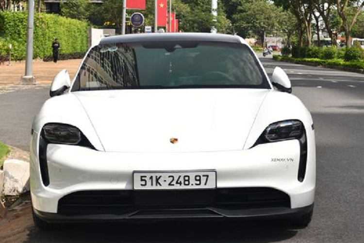 Porsche Taycan thuộc mẫu xe thuần điện hạng sang, cạnh tranh với Mercedes-Benz EQS và Audi e-tron. Tuy nhiên, đây vẫn là dòng sản phẩm khá kén khách, do đó, việc bắt gặp một chiếc Taycan lăn bánh trên đường phố Việt Nam là một điều khá hiếm.