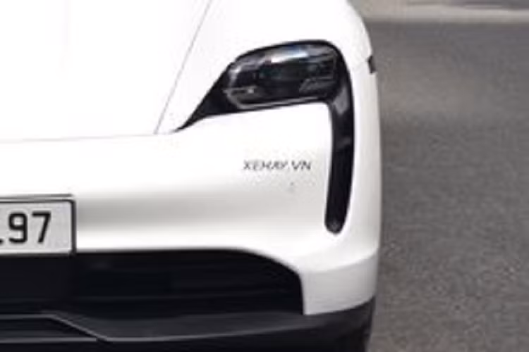 Thiết kế ngoại thất của siêu xe điện Porsche Taycan ảnh hưởng nhiều bởi dòng xe huyền thoại 911. Xe có mui ngắn và thấp của 911, trong khi phần đầu xe có nhiều đường nét mạnh mẽ của Panamera.