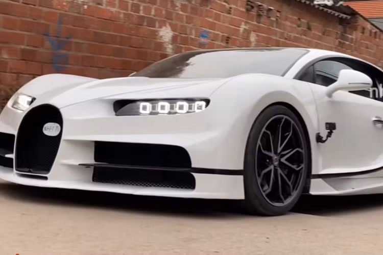 Mới đây, chiếc Bugatti Chiron tự chế của nhóm NHẾT TV đã xuất hiện với một diện mạo mới khác lạ, “một chín một mười” với hàng thật. Không còn màu “áo” xanh dương/đen đặc trưng, siêu xe “made in Việt Nam” được hoàn thiện với màu sơn trắng hoàn toàn mới.