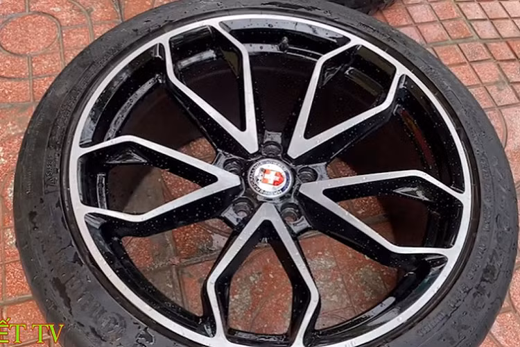 Sau vô lăng là cụm đồng hồ được tạo hình tỉ mỉ giống như trên xe Chiron thật. Trong khi đó, phía bên dưới có bàn đạp côn, phanh và ga giống xe thật. Ngoài ra, chiếc xe cũng được trang bị cả ghế chỉnh điện.