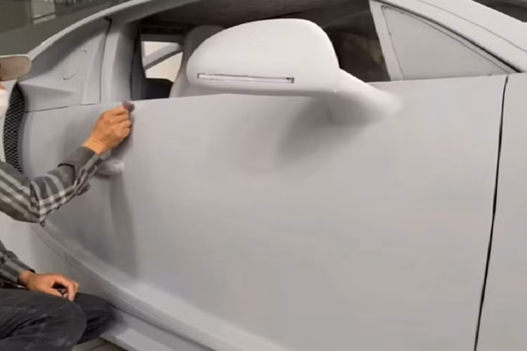 Các chi tiết ngoại thất của Bugatti Chiron độc nhất Việt Nam cũng được hoàn thiện tỉ mỉ hơn như hốc gió, viền cửa, đuôi gió, cụm đèn LED trước/sau. Thêm vào đó là bộ mâm mới được lấy ý tưởng từ chiếc Bugatti Chiron hàng thật. Gương chiếu hậu của Toyota đã được bỏ đi và thay bằng gương mới xịn xò hơn.