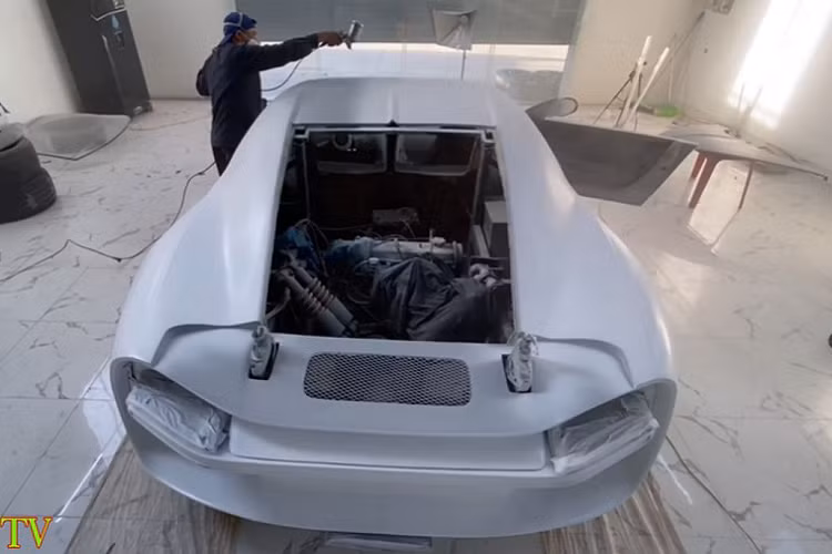 Không chỉ có ngoại thất, nội thất của Bugatti Chiron made in Việt Nam cũng được “nâng cấp”. Vô lăng lấy từ xe Toyota tích hợp còi và công tắc xi-nhan.