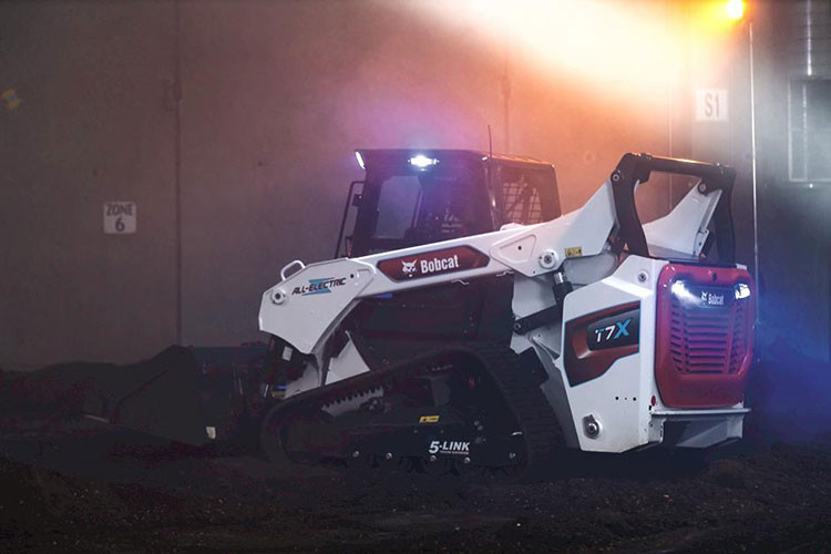 Bên cạnh đó, các công việc như xúc, cẩu sẽ được cấp năng lượng bằng điện năng thay vì thủy lực. Nhờ đó, thao tác cũng diễn ra nhanh hơn nhờ không còn bị “delay” như khi chờ bơm thủy lực đủ mức để chạy.