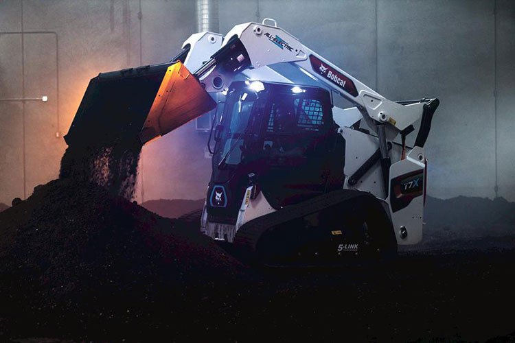 Xe xúc chạy điện Doosan Bobcat T7X sẽ đi kèm với các phụ kiện như mũi khoan để đào lỗ, chổi quét góc, móng vuốt để chụp và giữ vật liệu.