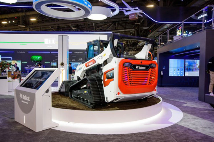 Khách hàng đầu tiên của Doosan Bobcat T7X sẽ là Sunbelt Rentals, một công ty cho thuê hàng đầu ở Bắc Mỹ với hơn 1.025 địa điểm.